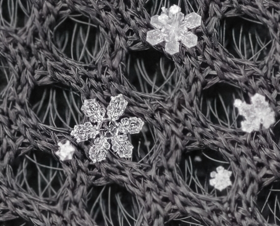 Снежинка. Это снежный или ледяной кристалл различной формы. Обычно они шестиугольные как на фото. Снежинки формируются в холодных облаках высоко над землей. Их форма и размер зависят от того, при какой температуре и на какой высоте они образовались.